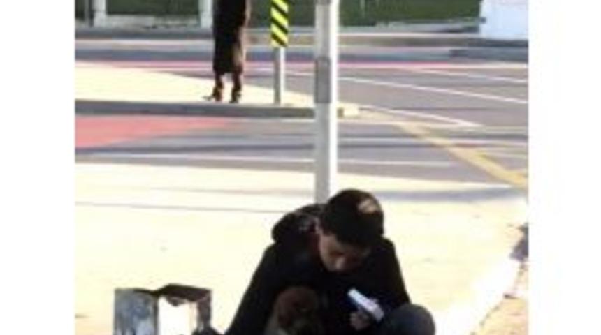 (&ouml;zel Haber) Trafik Işıklarında Mendil Satan &Ccedil;ocuktan Duygulandıran Hareket