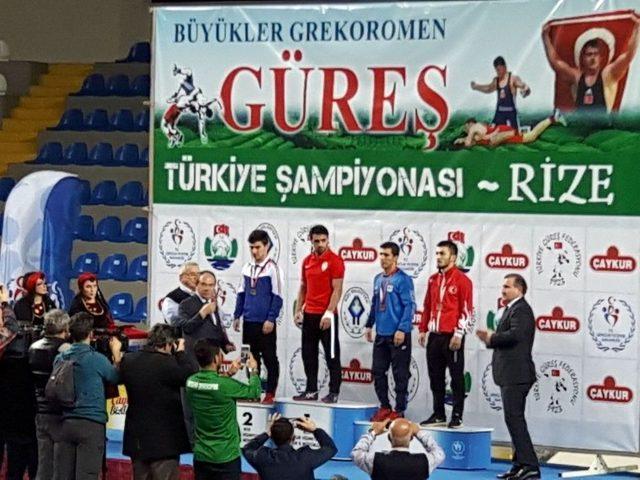 Kayseri Şekersporlu Milli Güreşçi Ekrem Öztürk Rize’de Türkiye Şampiyonu Oldu