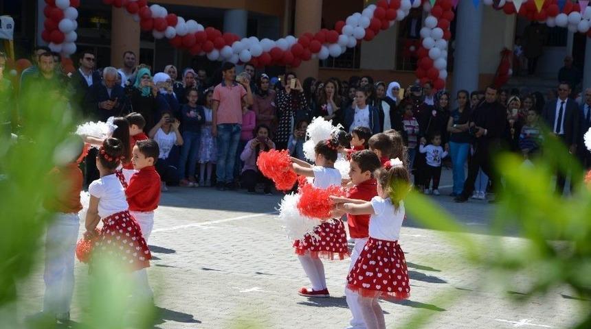 Kilis&rsquo;te T&uuml;rk Ve Suriyeli &Ccedil;ocuklar 23 Nisan Bayramını Kutladı