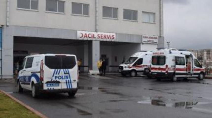 Malatya&rsquo;da Bı&ccedil;aklı Kavga: 2 Yaralı