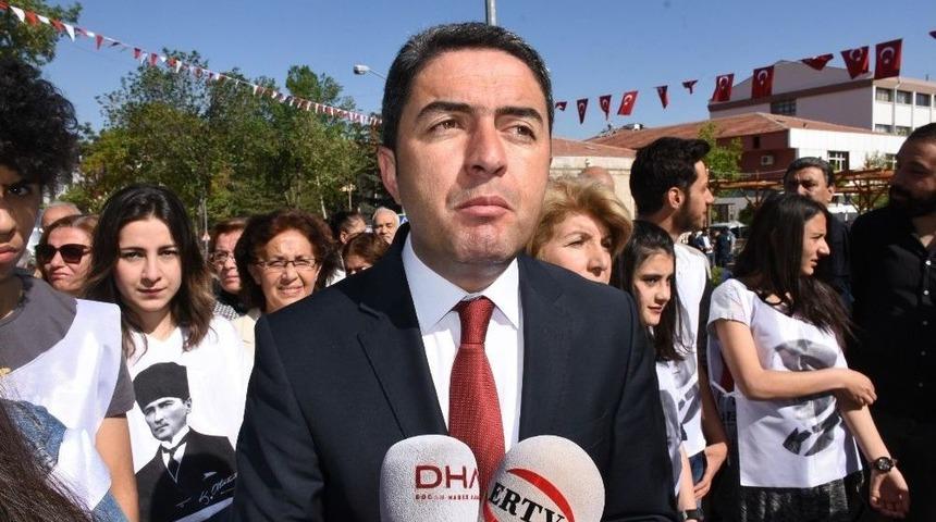 Chp Atat&uuml;rk Anıtına &Ccedil;elenk Sundu