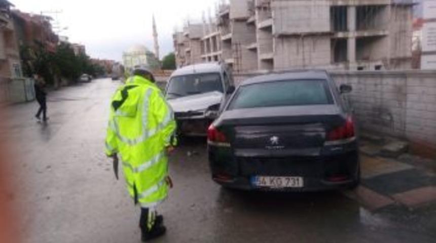 Otomobil İle Hafif Ticari Ara&ccedil; &Ccedil;arpıştı: 8 Yaralı