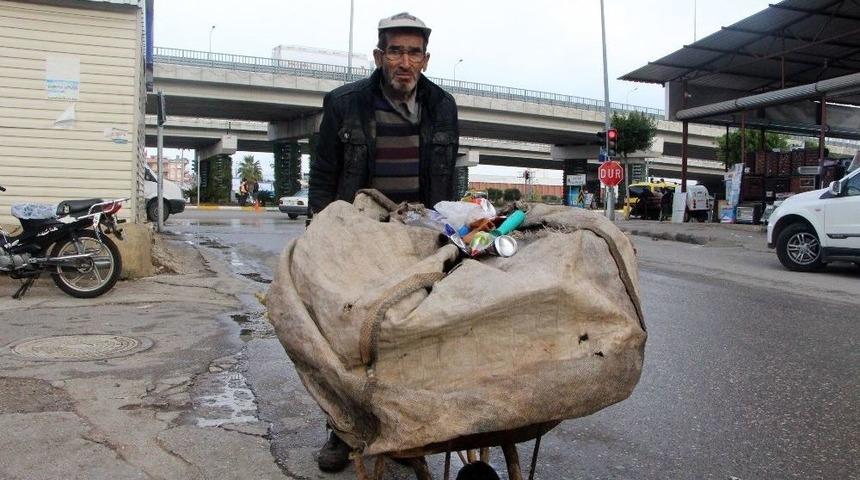 &Ccedil;&ouml;p Arabası İle G&uuml;nde 50 Kilometre Y&uuml;r&uuml;yerek 3 &Ccedil;ocuk Okutuyor