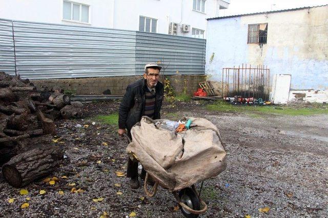 &Ccedil;&ouml;p Arabası İle G&uuml;nde 50 Kilometre Y&uuml;r&uuml;yerek 3 &Ccedil;ocuk Okutuyor 1