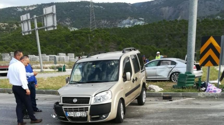 Otomobil İle Kamyonet &Ccedil;arpıştı: 9 Yaralı