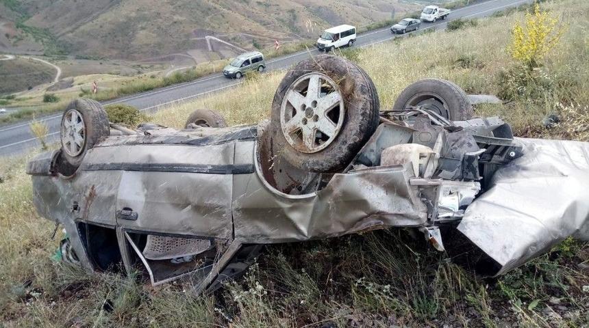 Otomobil U&ccedil;uruma Yuvarlandı: 1 &Ouml;l&uuml;, 4 Yaralı