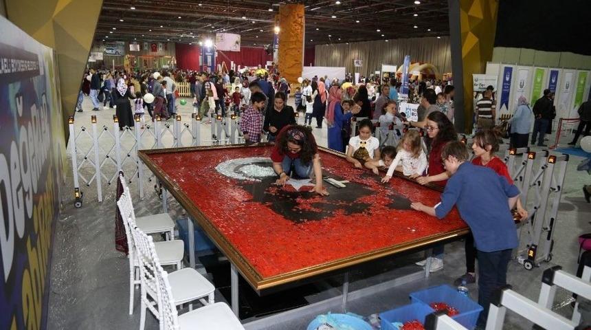 20 Bin Mozaikten Oluşan T&uuml;rk Bayrağını 1920 &Ccedil;ocuk Tamamladı