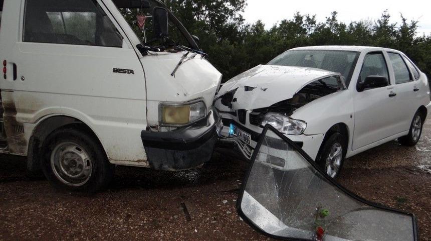 Bilecik&rsquo;te Trafik Kazası, 1&rsquo;i Ağır 6 Kişi Yaralı