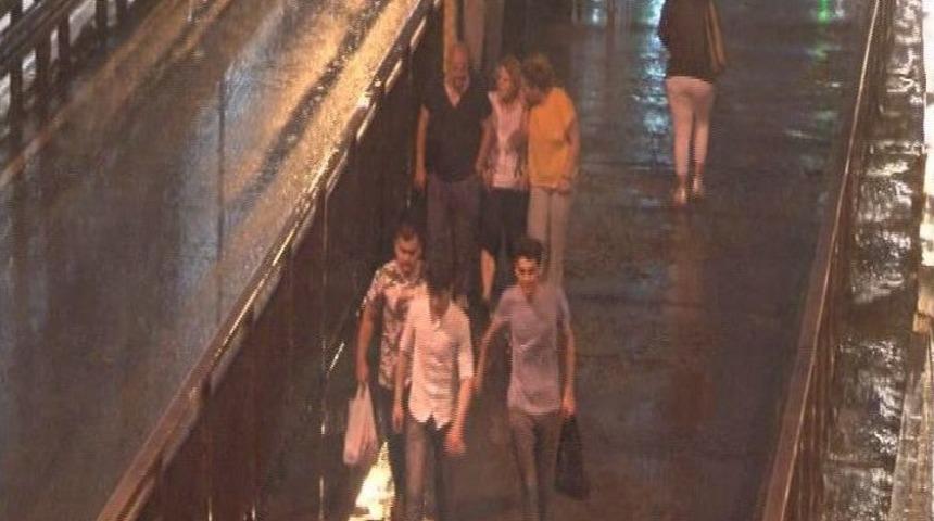 İstanbul&rsquo;da G&ouml;k G&uuml;r&uuml;lt&uuml;l&uuml; Yağmur Etkili Oluyor