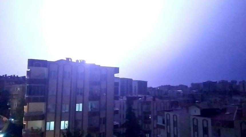 Bursa&rsquo;da Şimşekler Geceyi G&uuml;nd&uuml;ze &Ccedil;evirdi