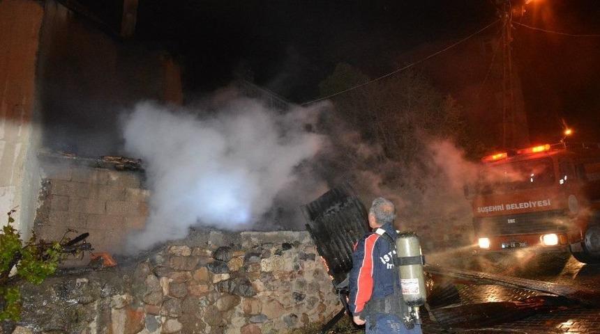 Suşehri&rsquo;nde Ev Yangını
