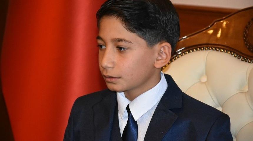 Vali Kaban Koltuğunu &Ouml;ğrenciye Devretti