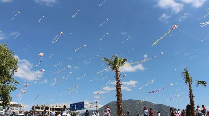 Antalya Semaları U&ccedil;urtmalarla Şenlendi