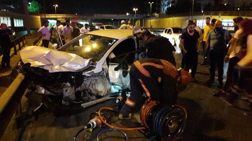 E-5&rsquo;te Kaza... Ara&ccedil; İ&ccedil;inde Sıkışan S&uuml;r&uuml;c&uuml;y&uuml; İtfaiye Ekipleri &Ccedil;ıkardı