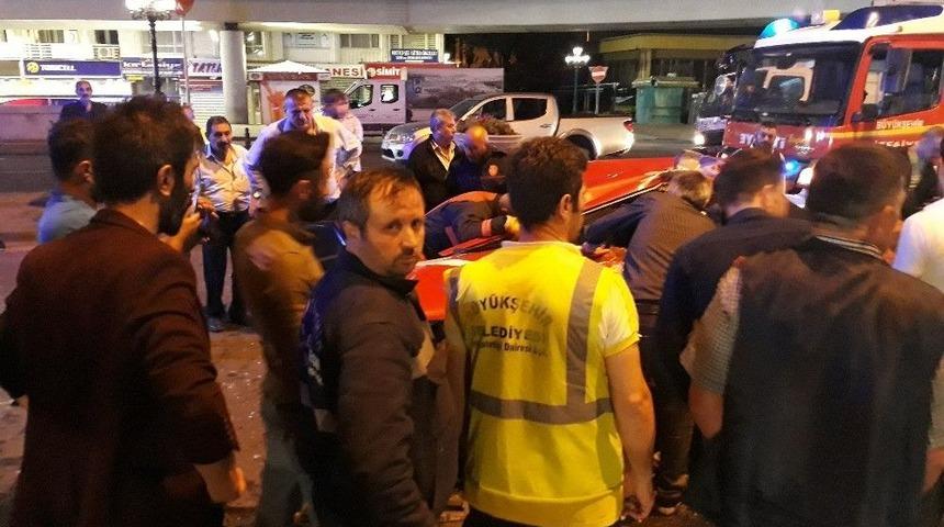 Belediye Aracına &Ccedil;arptı, Şof&ouml;r Mahallinde Sıkıştı