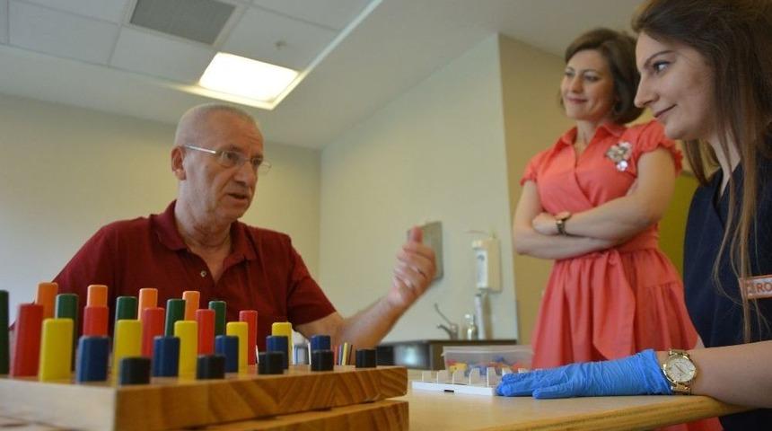 Sedye İle Geldi Y&uuml;r&uuml;yerek &Ccedil;ıktı