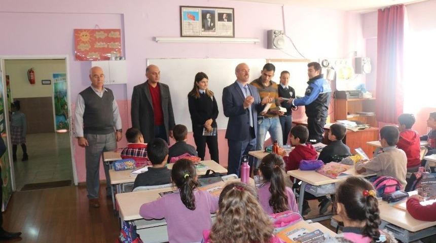 Midyat Emniyet M&uuml;d&uuml;rl&uuml;ğ&uuml; İhtiya&ccedil; Sahibi 5 Bin &Ouml;ğrenciye Kitap Dağıttı