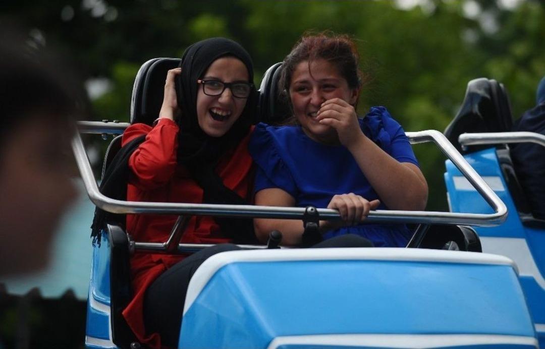 Bayram Har&ccedil;lıklarını Toplayan &Ccedil;ocuklar Lunaparkta G&ouml;n&uuml;llerince Eğlendi