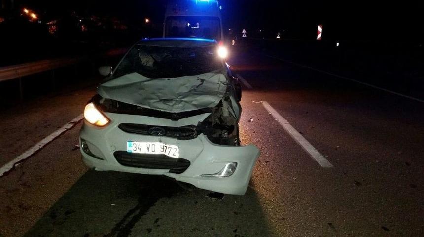 Otomobil İneğe &Ccedil;arptı: 1 Yaralı