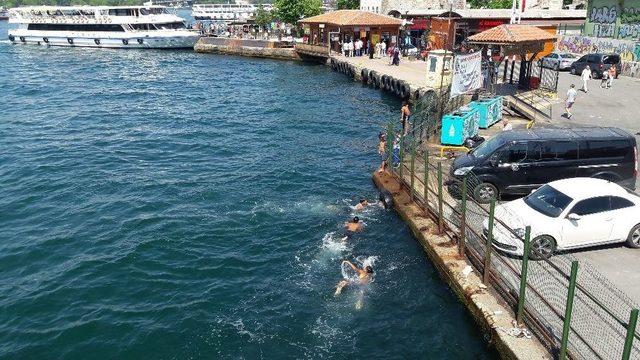 (özel) Çocukların Galata Köprüsünde Tehlikeli Oyunu