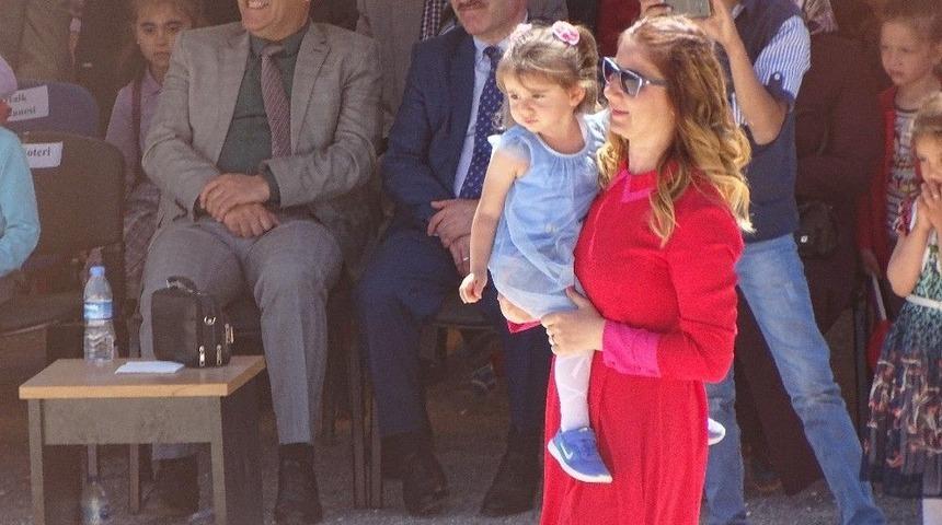 &Ouml;ğretmen Kucağında &Ccedil;ocuğuyla G&ouml;steri Y&ouml;netti