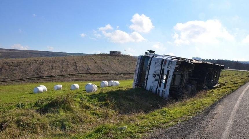 Virajı Alamayan Tır Devrildi