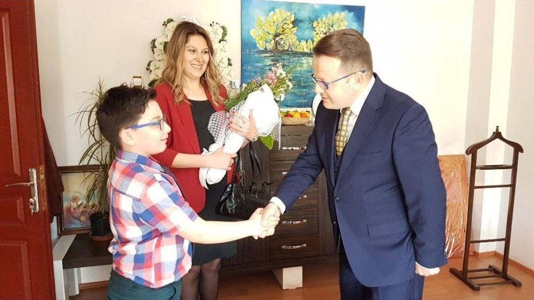 Temsili Milli Eğitim M&uuml;d&uuml;r&uuml;, "benim Asıl Hedefim Cumhurbaşkanlığı Koltuğu, İleride Oraya Oturacağım"