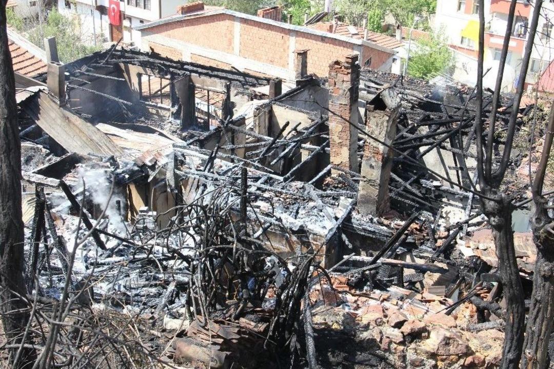 Kastamonu&rsquo;da 4 Ev Ve 1 Odunluk Alevlere Teslim Oldu