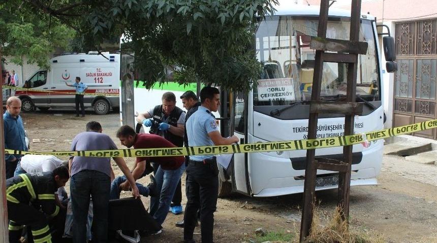 Minib&uuml;s&uuml;n Kapısına Sıkışan Şof&ouml;r &Ouml;ld&uuml;