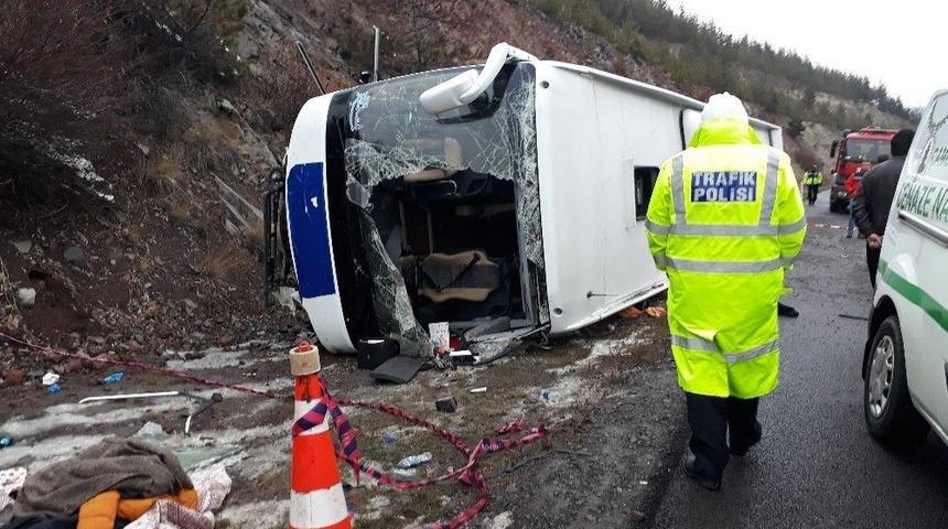Başkent&rsquo;te Yolcu Otob&uuml;s&uuml; Şarampole Devrildi: 2 &Ouml;l&uuml;, 21 Yaralı