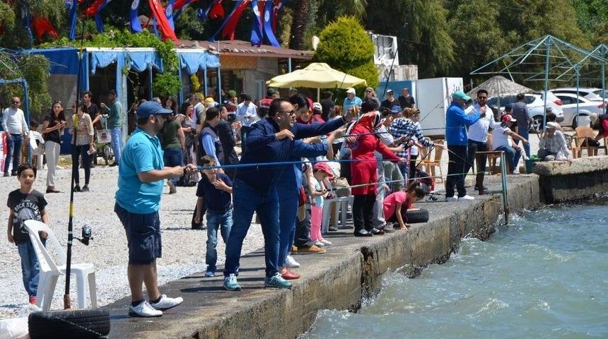 Milas&rsquo;ta Aileler &Ccedil;ocuklarıyla Balık Tuttu