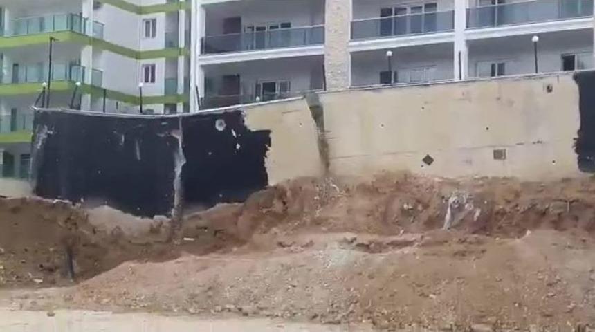 Kuşadası&rsquo;nda Bir Sitenin İstinat Duvarı &Ccedil;&ouml;kt&uuml;