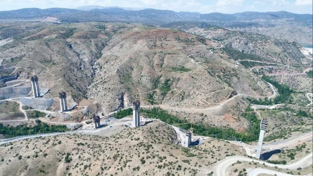 T&uuml;rkiye&rsquo;nin En Y&uuml;ksek Ayaklı &ldquo;eyiste Viyad&uuml;ğ&uuml;&rdquo; Y&uuml;kseliyor