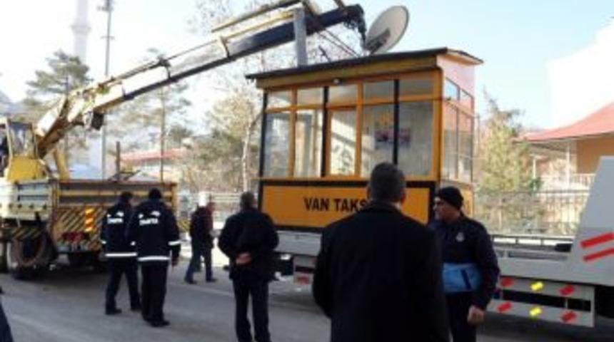 Kaldırımlardaki Taksi Durakları İle Kul&uuml;beler Kaldırılıyor