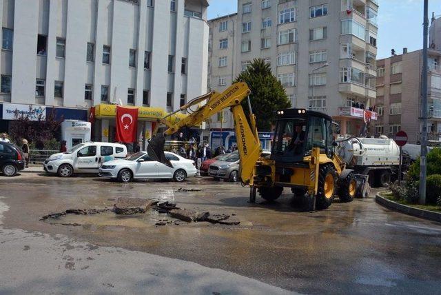 Sinop Meydanında Yol Çöktü