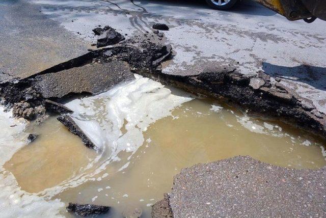 Sinop Meydanında Yol Çöktü