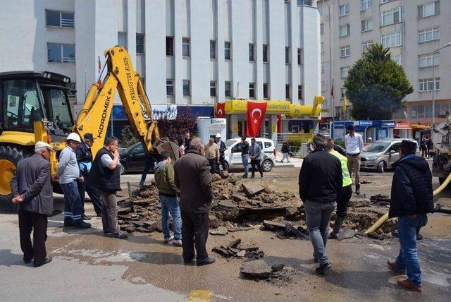 Sinop Meydanında Yol Çöktü