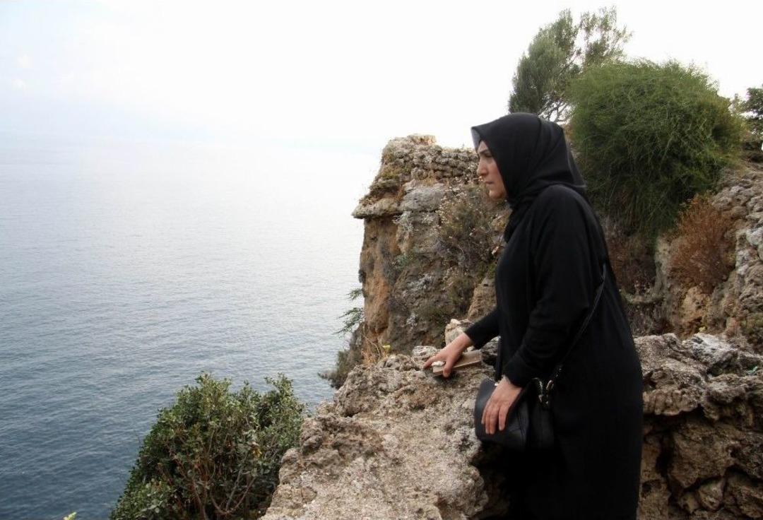 Oğlu 30 Metreden Denize D&uuml;şerek &Ouml;len Annenin Falezlere G&uuml;venlik &Ouml;nlemi M&uuml;cadelesi