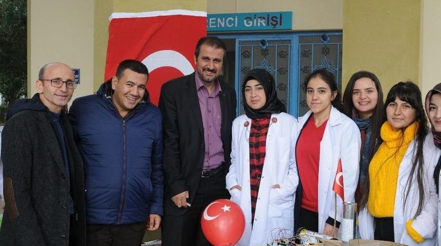 &Uuml;niversite &Ouml;ğrencilerinden &ldquo;bilim Ve Fizik G&ouml;steri Deneyleri&rdquo; Sergisi