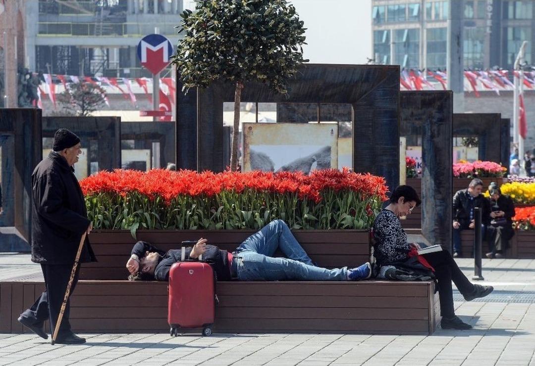 İstanbul&rsquo;da Nisan Ayında Denize Girdiler