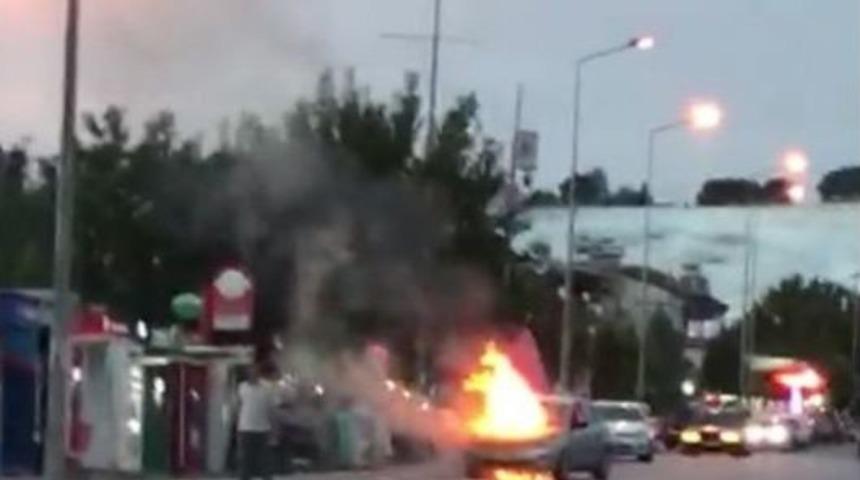 Denizli&rsquo;de Seyir Halindeki Otomobil Alev Alev Yandı