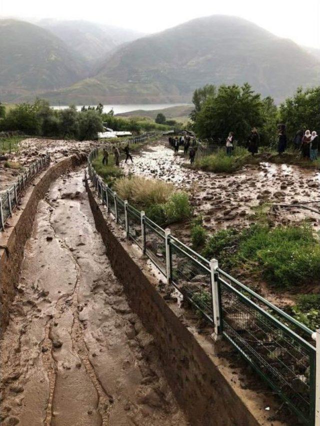 Bingöl’de Dere Taştı, Maddi Hasar Oluştu