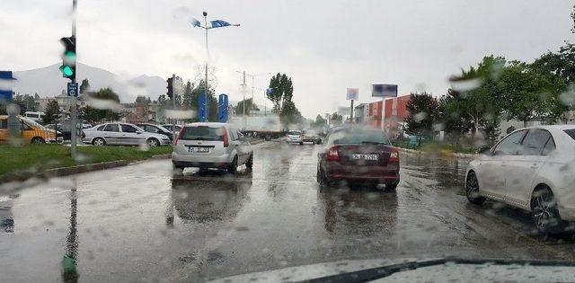 Erzurum’da Sağanak Sele Dönüştü