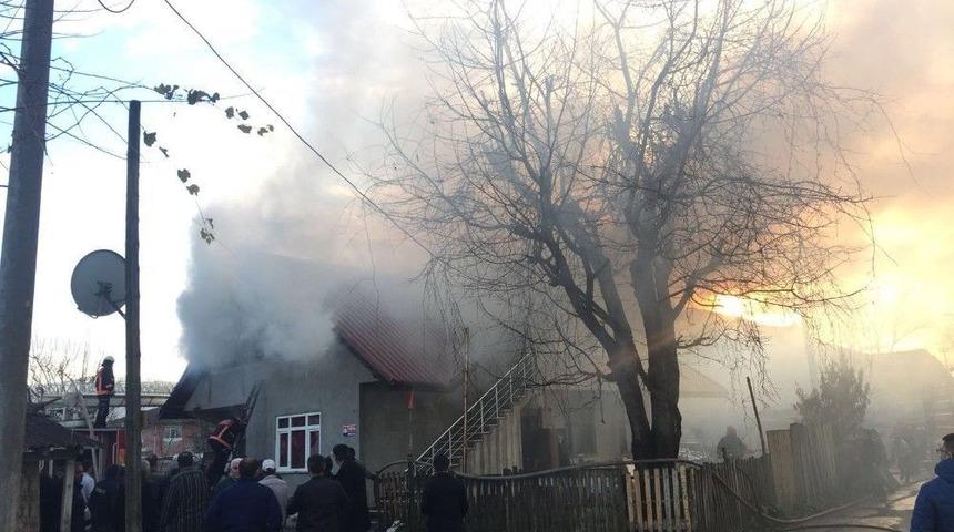 İki Katlı Ev Ve Ardiye &Ccedil;ıkan Yangında Kullanılamaz Hale Geldi