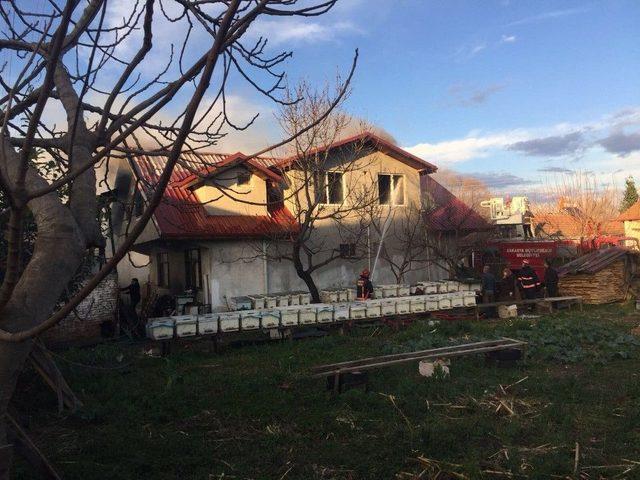 İki Katlı Ev Ve Ardiye Çıkan Yangında Kullanılamaz Hale Geldi