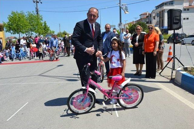 Biga Fb Derneği Bisiklet Dağıttı