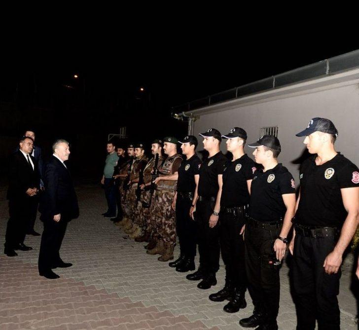 İstanbul Emniyet Müdürü Çalışkan Görev Başındaki Polislerle Bayramlaştı G1