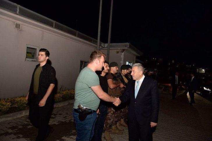 İstanbul Emniyet Müdürü Çalışkan Görev Başındaki Polislerle Bayramlaştı G2