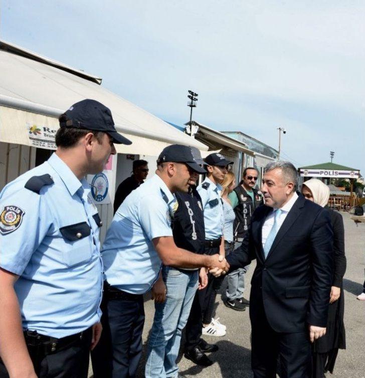 İstanbul Emniyet Müdürü Çalışkan Görev Başındaki Polislerle Bayramlaştı G4