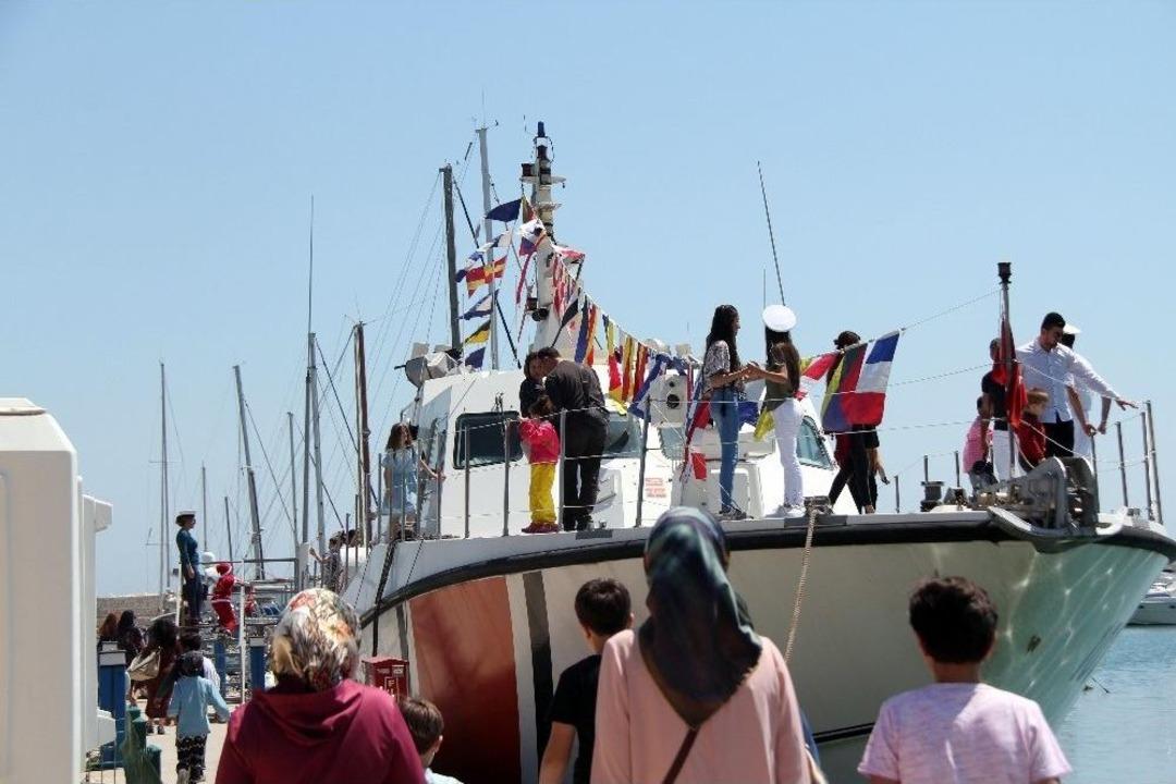 Sahil G&uuml;venlik Botu &Ccedil;ocukların İlgi Odağı Oldu